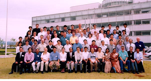 [Participants in front of the main building of Spring-8]